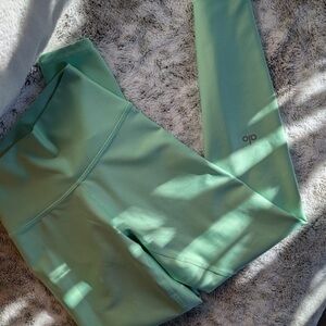 LIKE NEW ALO YOGA MINT GREEN AIRLIFT LEGGINGS